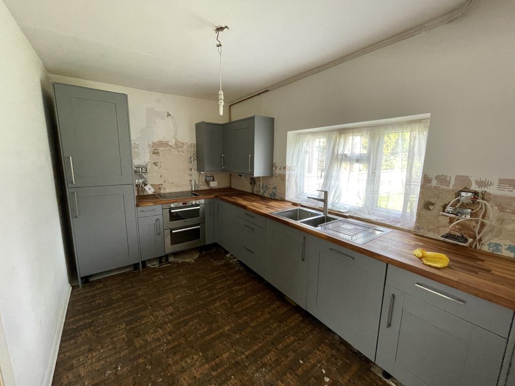 Lot: 8 - FIVE-BEDROOM SEMI-DETACHED HOUSE FOR IMPROVEMENT - 